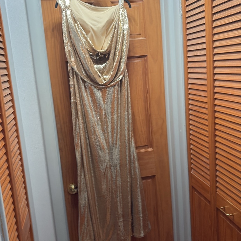 Gold evening gown - Picture 7 of 10